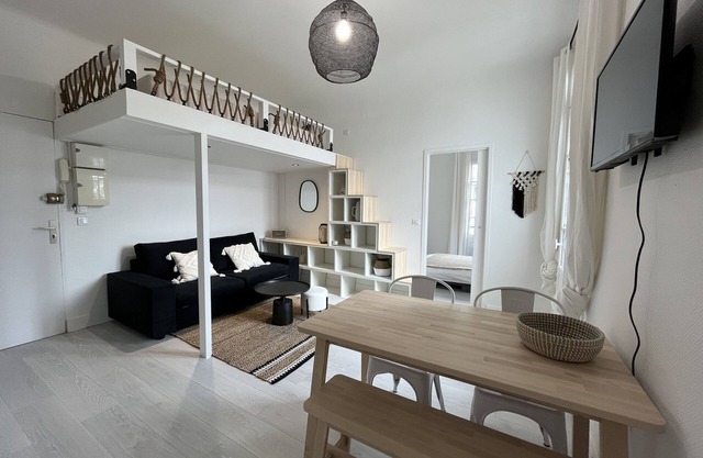 Nice cozy and bright 2/4 person apartment with fully renovated balcony!