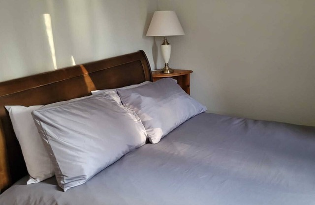 NICE DOUBLE ROOM WITH DELUXE BATHROOM. Just 10 min walk to Basingstoke Hospital