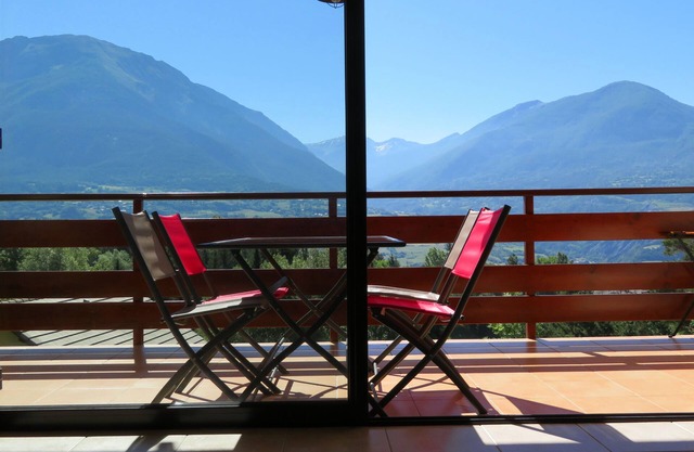 Nice flat. 2 bedrooms - Embrun - panoramic view - close to ski resorts and lake