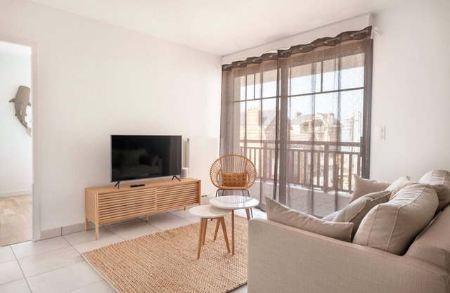 Nice flat for 6, sea view, 50m from the beach