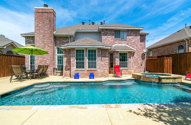 Nice heated pool & spa w BBQ near DFW-sleeps 10-14 Stylish Paradise