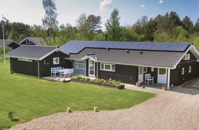 Nice home in Oksbøl with WiFi