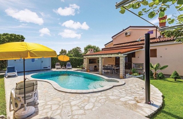 Nice home in Pula with WiFi