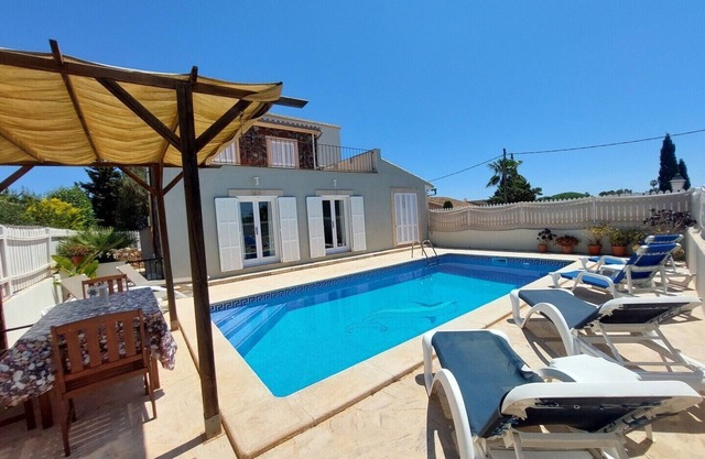 Nice house for up to 6 persons, large pool, quiet location, near the beach, wireless