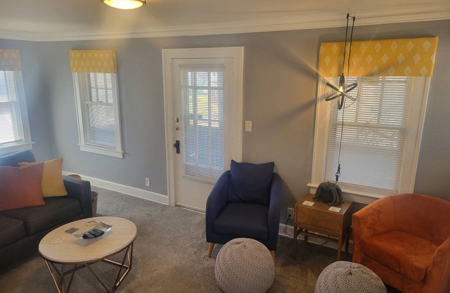 Nice little hideaway with a private screened in porch for early morning coffee!