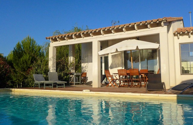 Nice quiet house classified 3* in Narbonne with private overflowing pool