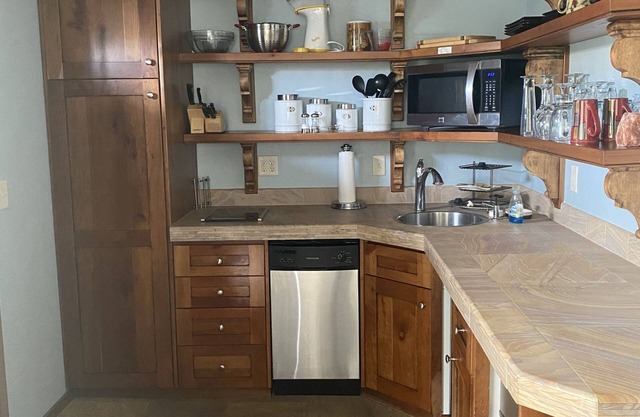 Nice studio apartment with onsite laundry.