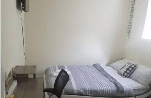 Nice sunny basement apartment 5mins to HCHospital