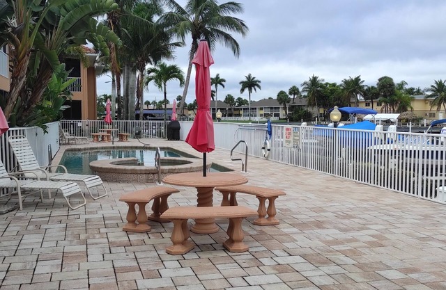 Nice sunset condo in Cape Coral on the canal