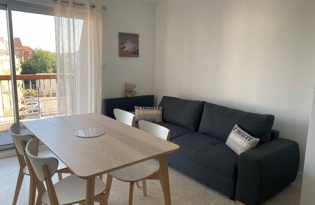 Nice T2 with south facing balcony close to the beach and shops