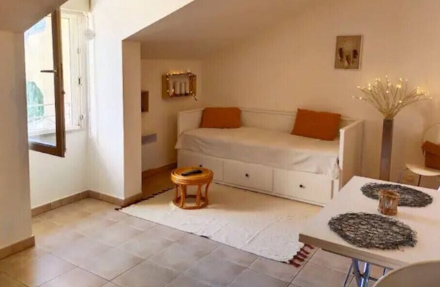 Nice trendy studio- Chateaurenard in a quiet