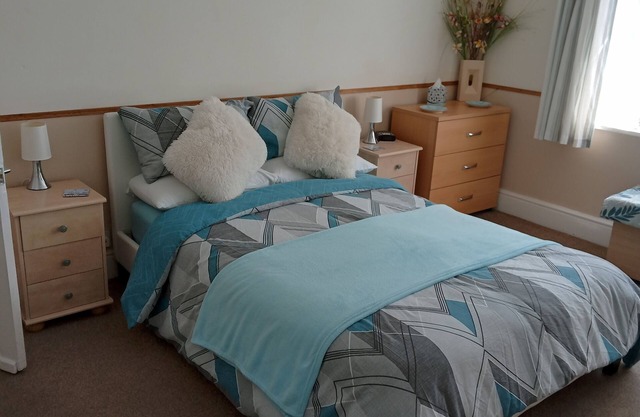 Nicely apointed first floor apartment in secluded area close to transport hubs