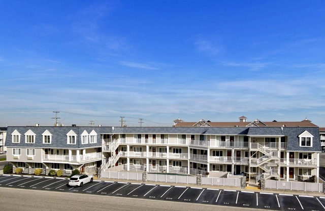 Nicely appointed one bedroom air conditioned Merrimac Condominium offering beachblock location