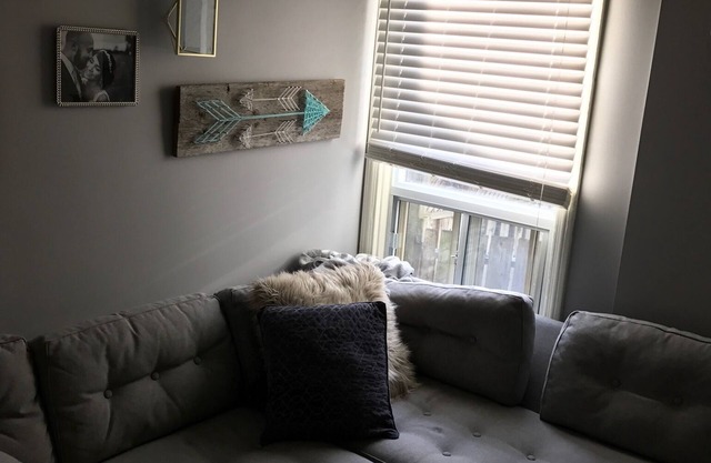 Nicely appointed, quiet private apartment 100 M from the Danforth