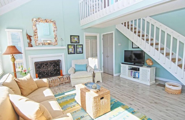 Nicely Decorated! Great Location! Amenity Cards! Neighborhood Pool!