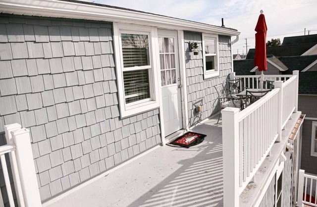 Nicely remodeled Top floor unit on the bayside in Ship Bottom. Large 1 Bedroom.