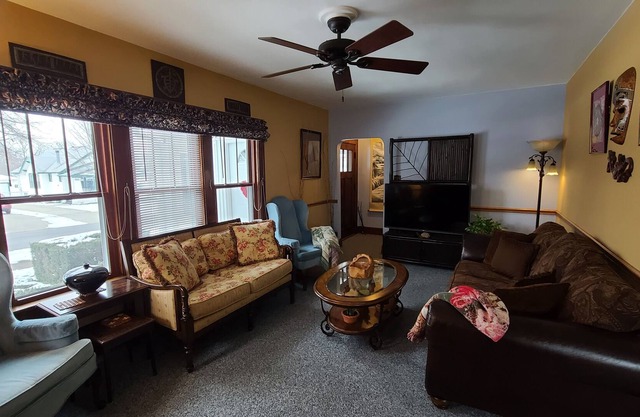 Niche accommodation in Chicago suburb - Oak Room