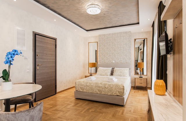 Nicholas Point Apartments and Rooms