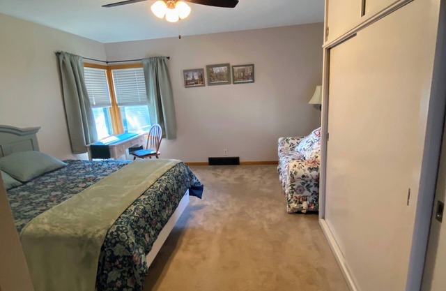 Nine Tree Corner - 2 minute walk to Lake Time Brewery or to Central Gardens