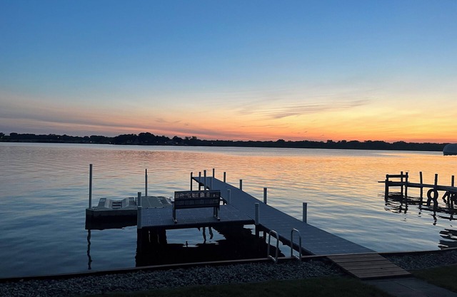 Nippersink Lakehouse - Private Pier, Jet Ski ramp and Pet Friendly!
