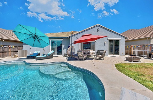 Nirvana Homes: Spacious Getaway w/Sparkling Pool & 2 King Suites