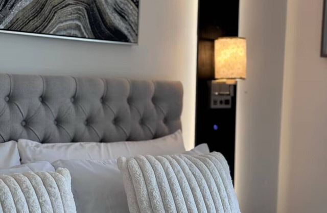 nModern 2BR with Fireplace &Fitness & Lounge