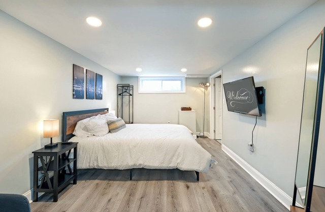 nnChic Studio Basement Separate Private Entrance w/Shared Washer & Dryer