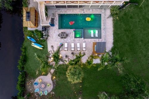 No 1 Largest Tampa Private Compound, 11BR Sleeps 40