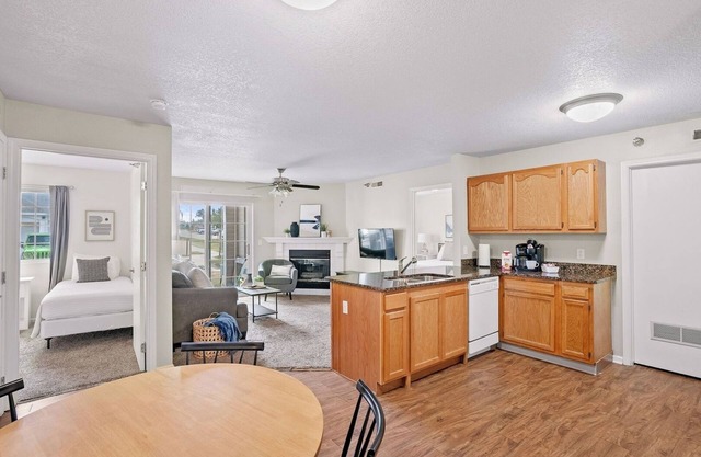 No Stairs | Gym | Pool | Fast Wifi | and More!