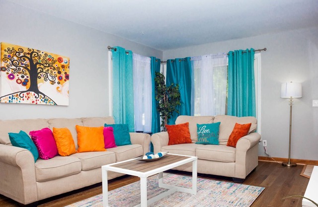 No Stairs PetFriendly Big Fenced Yard 3 bedroom single family home Disney+
