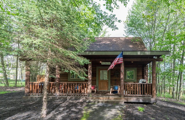 No Worries: Lake Area, Dogs Welcome, Hot Tub!