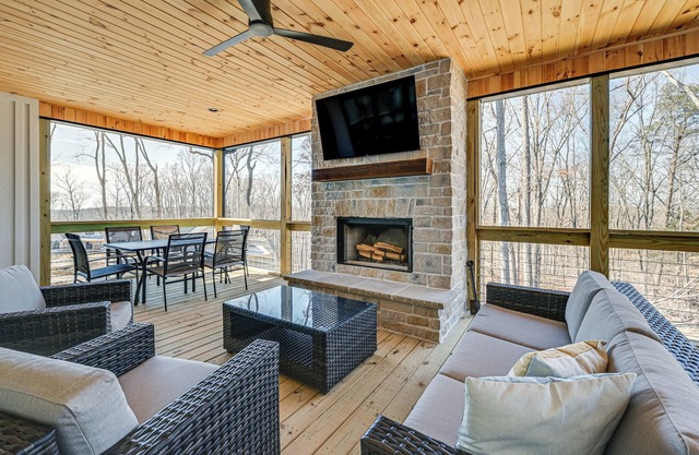 Nolin Lake Views: Spacious Home in Clarkson!