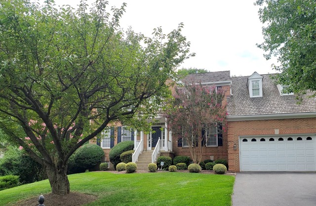 North Potomac Charming 4-Bedroom Gem: Your Home Away from Home!