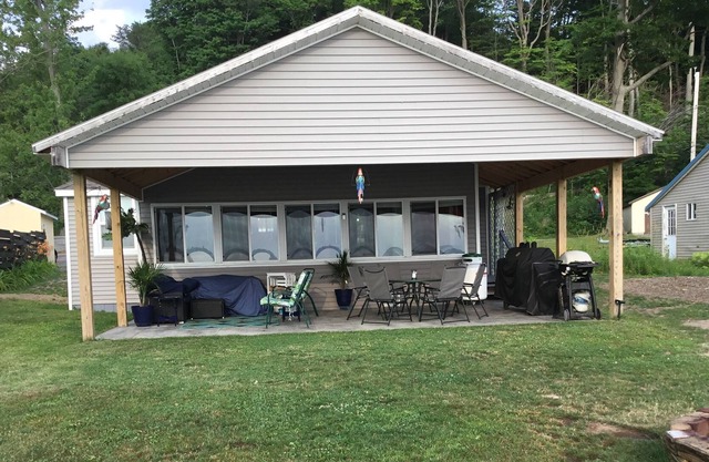 NORTH SANDY POND/LAKE ONTARIO COTTAGE