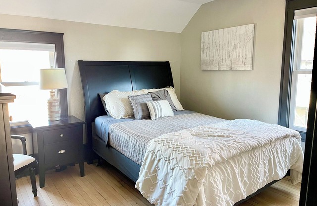 North Shore Escape 3 Queen Rooms, Walkable to Beach & Shops