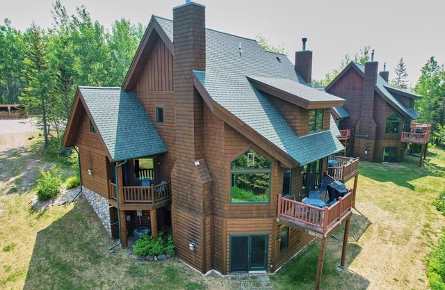 "North Shore Retreat" Lutsen 5 Bed/4 Bath, Sleeps 14, Ski in - Ski out