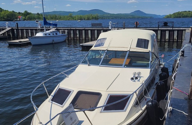 Northern Exposure Romantic Cabin Boat Stay