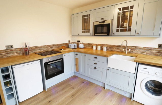NORTHLANDS COUNTRY COTTAGE WITH HOT TUB, with hot tub in Brixton