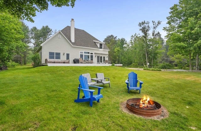 Northport Bay Beach Getaway with Hot Tub!