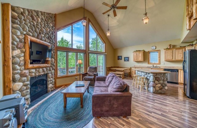 Now Available! Comfortable 4 bed /3 bath lakeside villa close to the action