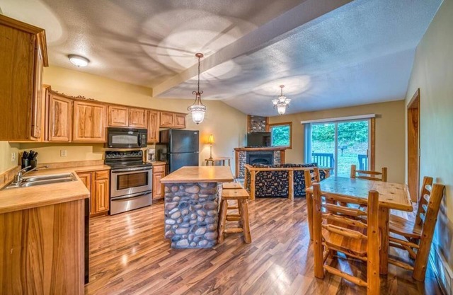 Now Available! Comfortable 2 bed /2 bath /2 kitchen Condo close to the action