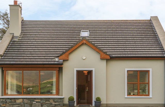 NUMBER 8, pet friendly, with a garden in Lispole, County Kerry