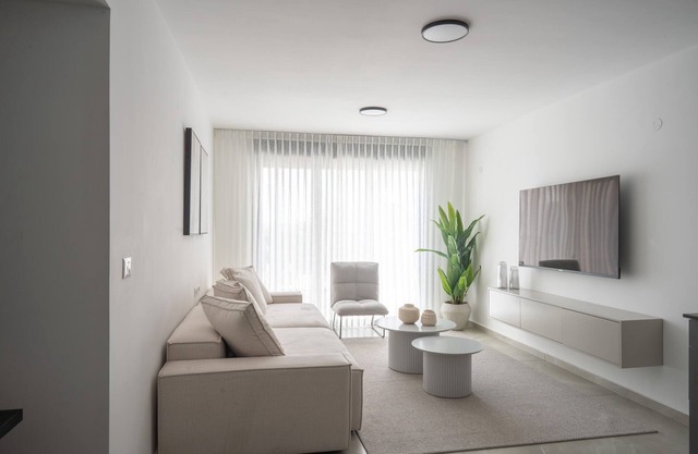 O&O - 2 BR Stylish & Modern Apartment