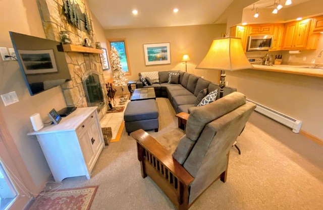 O6 Newly renovated with high class upgrades Great ski access boot warmer ski rack yard AC