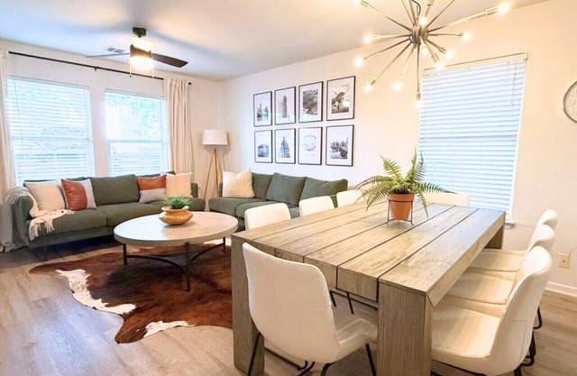 'Oak Grove Bungalow'- Private Downtown Bungalow