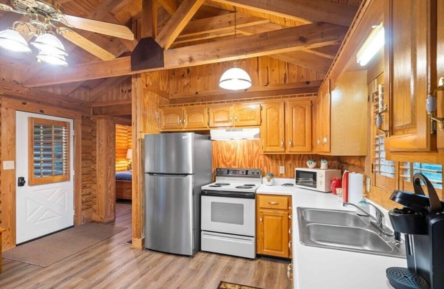 Oak Hill Cabin - cozy cabin, gazebo, and more!