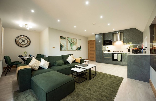 Oak Lodge - Premium 2-Bed, 2-Bath with Parking