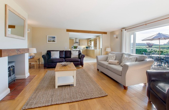 Oak Lodge - Three Bedroom House, Sleeps 6