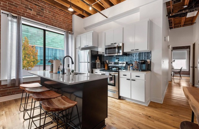 Oak St Lofts - 3brm 2bath Private Parking, Walk to T-Mobile Center!