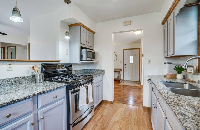Oakdale Home w/ Deck - 7 Mi to Downtown St Paul!